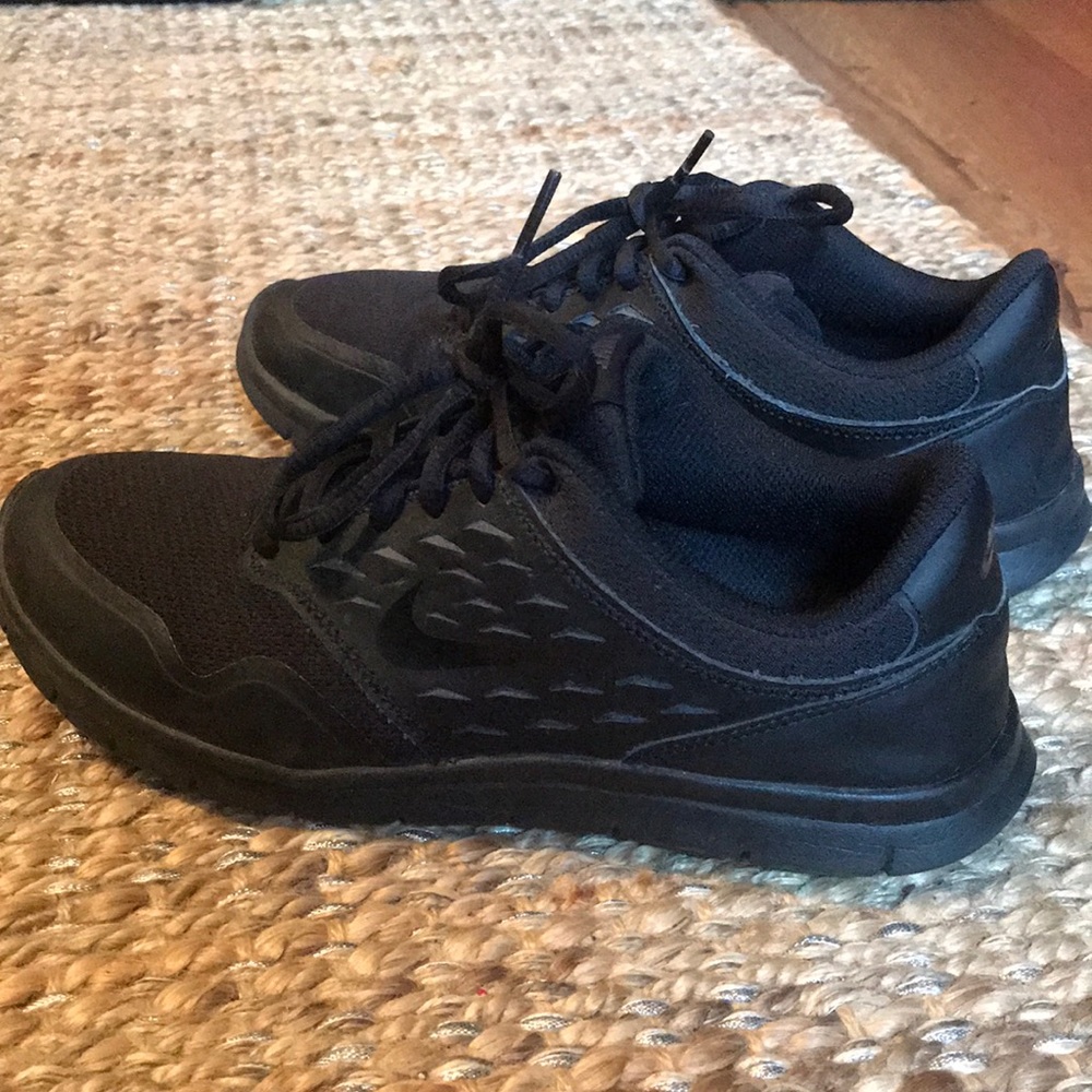 Black nike sneakers
